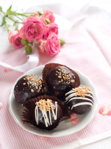 Candies with pink roses — Stock Photo, Image