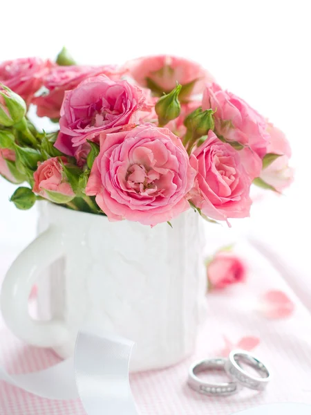 Rosas rosas y anillos de boda — Foto de Stock