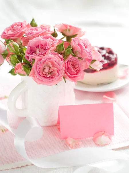 Pink roses and cake — Stock Photo, Image