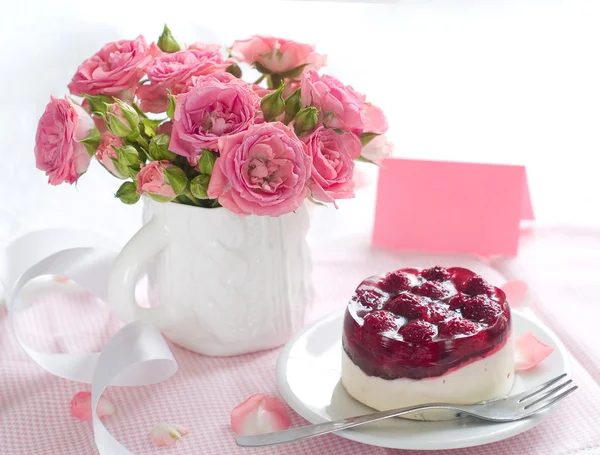 Торт и розы — стоковое фото