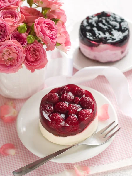 Berry kakor och rosa rosor — Stockfoto