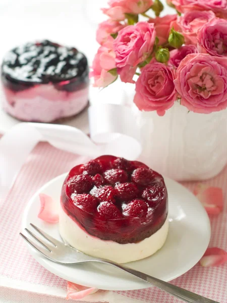 Pasteles de bayas y rosas rosadas — Foto de Stock