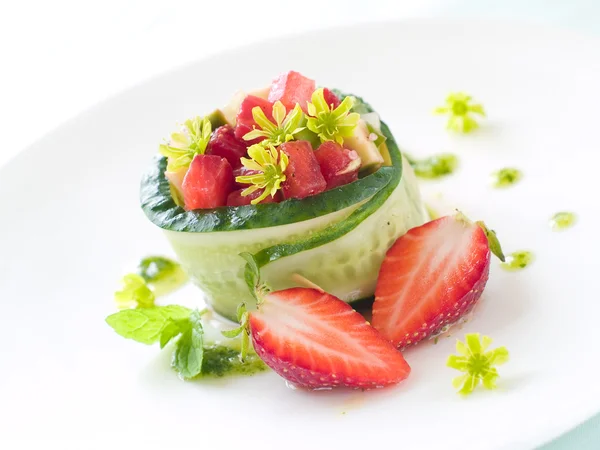Strawberry and avocado salad — Stock Photo, Image