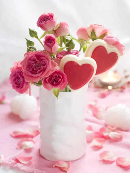 Pink roses with lollipops — Stock Photo, Image