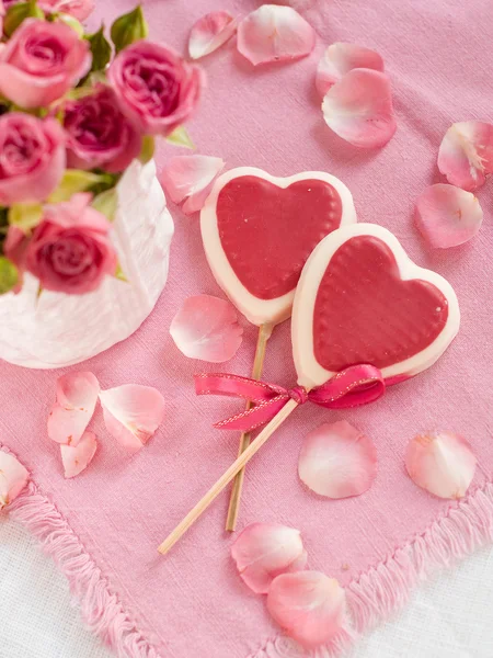 Pink roses with lollipops — Stock Photo, Image