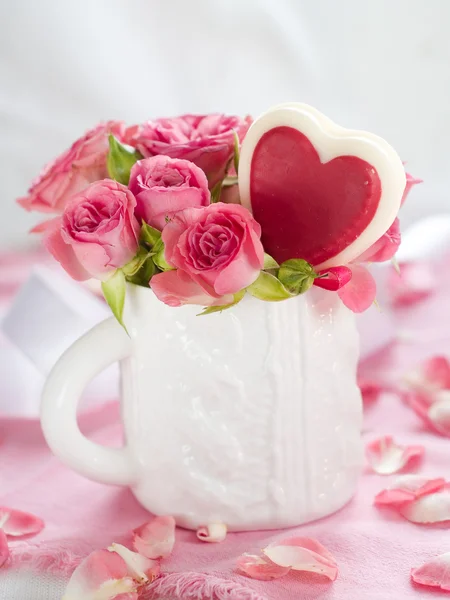 ロリポップとピンクのバラ — ストック写真