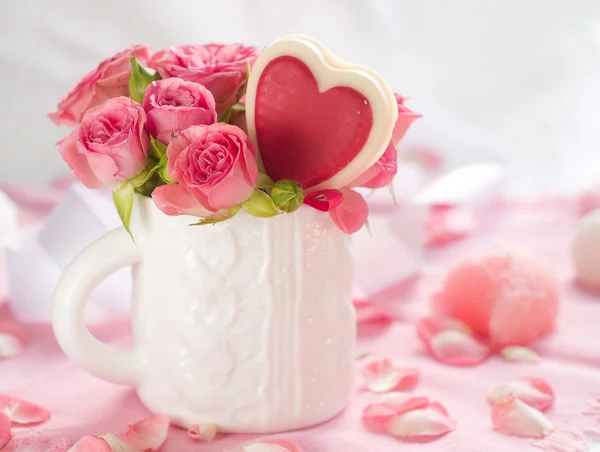 Pink roses with lollipop — Stock Photo, Image