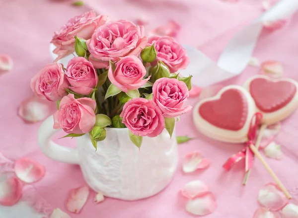 Rosas cor de rosa com pirulitos — Fotografia de Stock