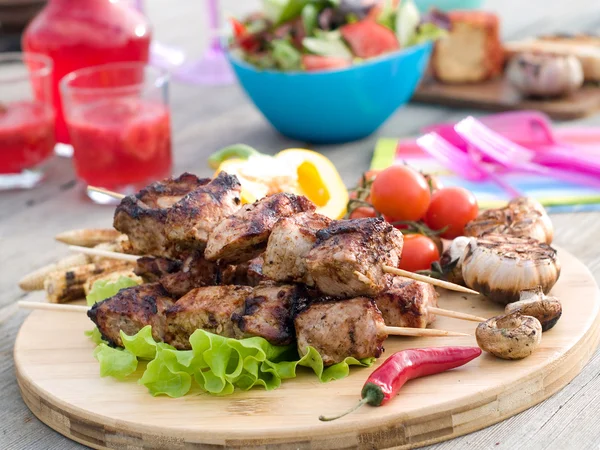 Meat kebab with vegetables — Stock Photo, Image