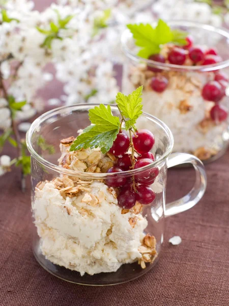 Postre con crema batida — Foto de Stock