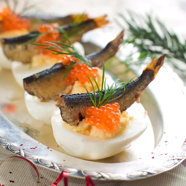 Eier gefüllt mit Kaviar — Stockfoto