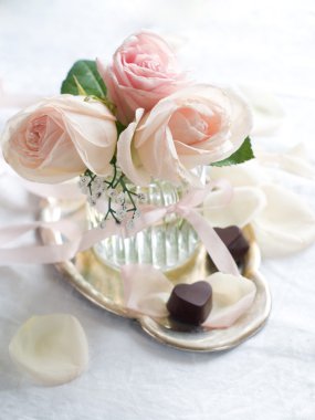 krem gül ve şekerler