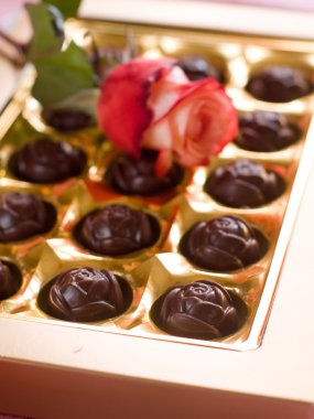 güzel gül ve çikolata şekerleme