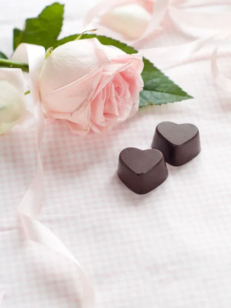 Rosa rosa com doces de chocolate — Fotografia de Stock