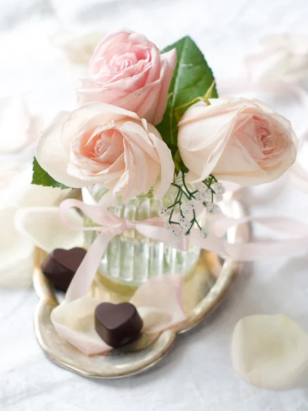 白玫瑰和糖果 — 图库照片