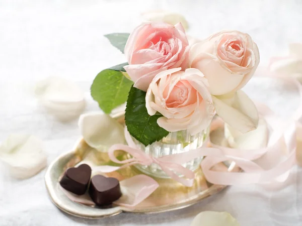 Cream roses and candies — Stock Photo, Image