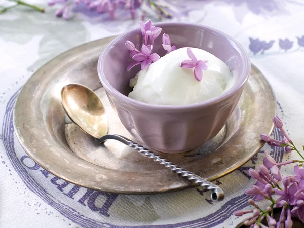 Lemon and lavender  ice cream — Stock Photo, Image