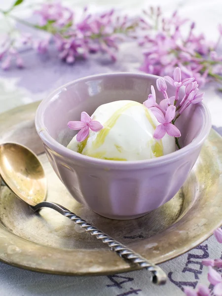 Lemon and lavender  ice cream — Stock Photo, Image