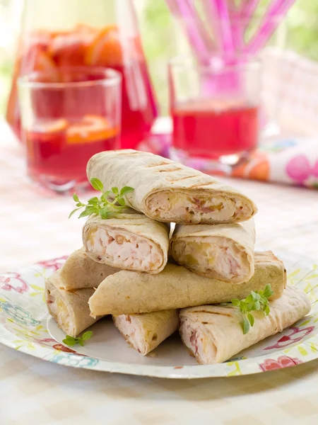 Envolturas de tortilla con pollo y verduras — Foto de Stock