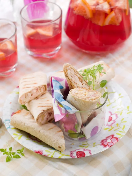 Envolturas de tortilla con pollo y verduras —  Fotos de Stock