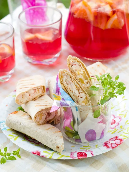 Envolturas de tortilla con pollo y verduras —  Fotos de Stock