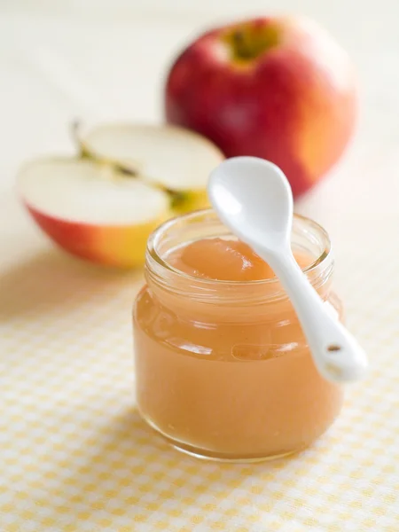 Organische gepureerde fruit voor baby — Stockfoto