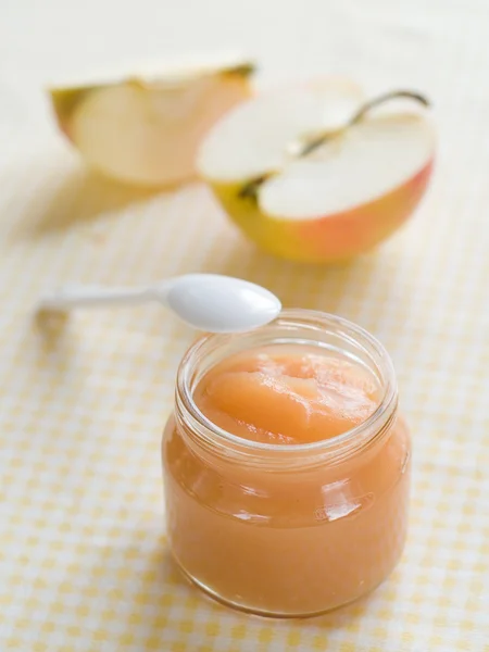 Organische gepureerde fruit voor baby — Stockfoto