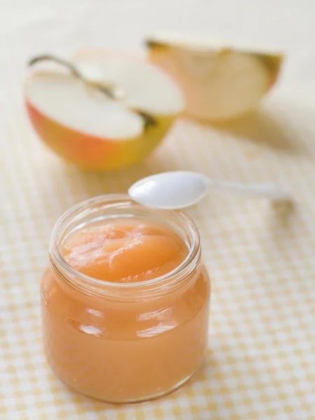 Organische gepureerde fruit voor baby — Stockfoto