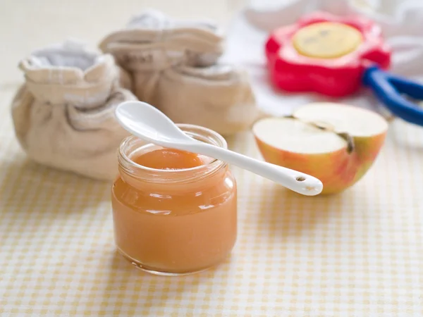 Organische gepureerde fruit voor baby — Stockfoto