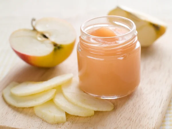 Organische gepureerde fruit voor baby — Stockfoto