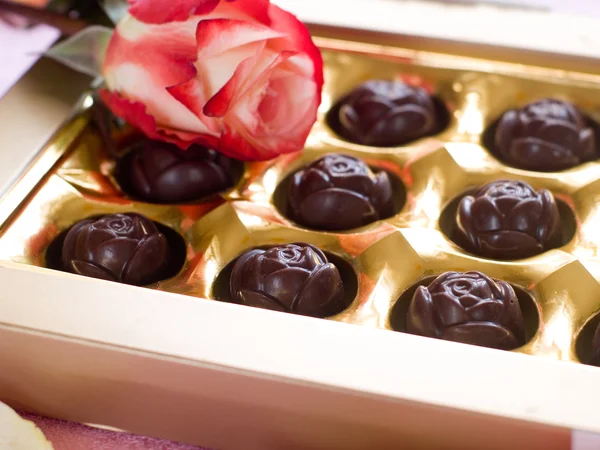 Belle rose et bonbons au chocolat — Photo