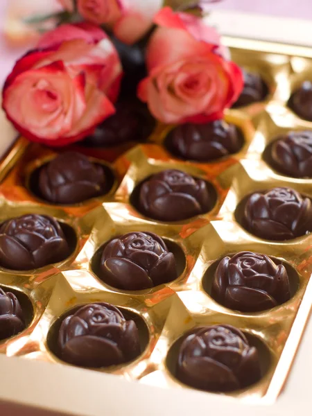 Belle rose et bonbons au chocolat — Photo