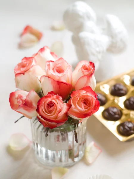 Roses with candies and angel — Stock Photo, Image