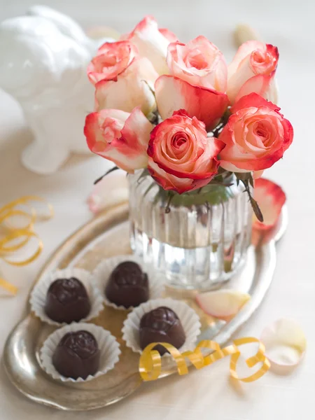 Rosas com doces de chocolate — Fotografia de Stock