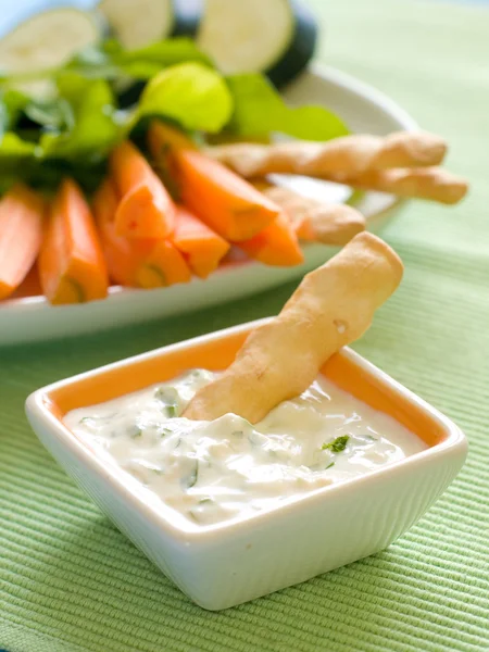 Fresh vegetables with dip — Stock Photo, Image