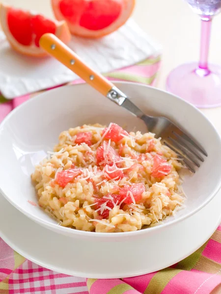 Risotto with grapefruit and cheese — Stock Photo, Image