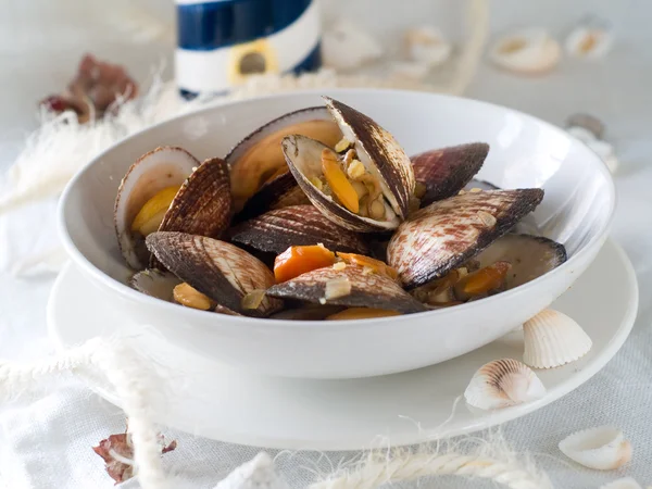 Mexilhões com legumes — Fotografia de Stock