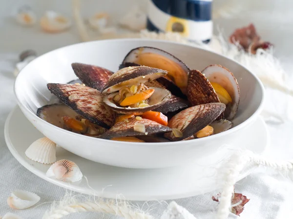 Miesmuscheln mit Gemüse — Stockfoto