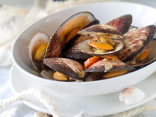 Mejillones con verduras — Foto de Stock