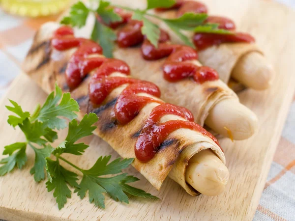 Grilled hotdogs — Stok fotoğraf