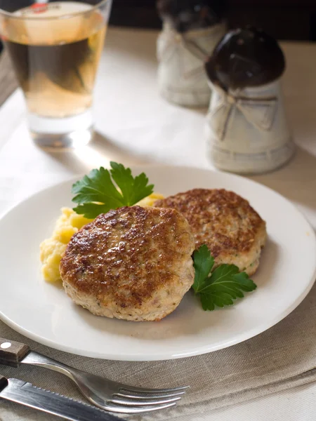 Kartoffeln mit Fleischbällchen — Stockfoto