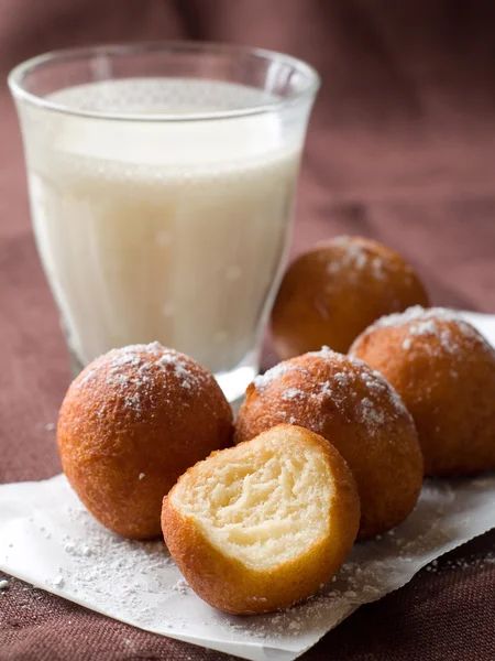 Ciambelle con bicchiere di latte — Foto Stock