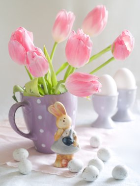 Lale, tavşan ve Paskalya yortusu yumurta