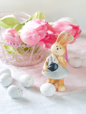 Paskalya tavşanı ve yumurta