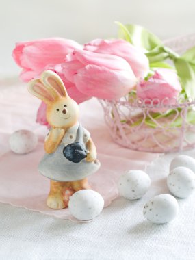 Paskalya tavşanı ve yumurta