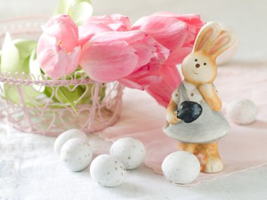Paskalya tavşanı ve yumurta