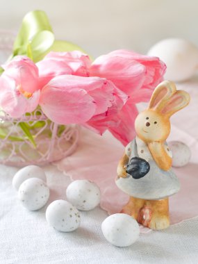 Paskalya tavşanı ve yumurta