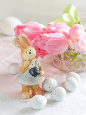Paskalya tavşanı ve yumurta