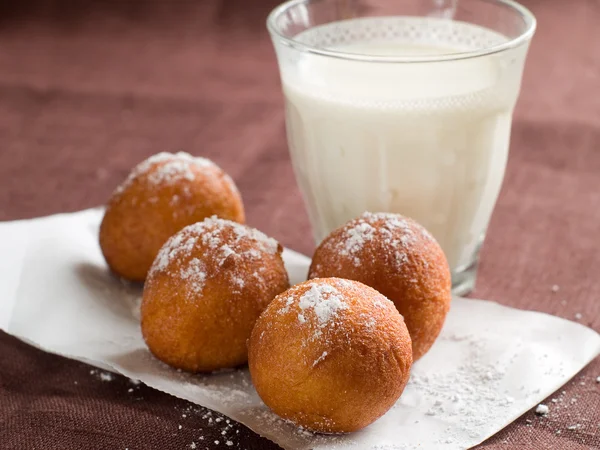 Ciambelle con bicchiere di latte — Foto Stock