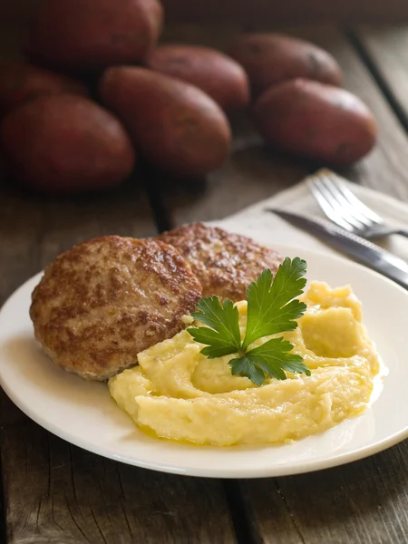 Kartoffelpüree mit Fleischbällchen — Stockfoto